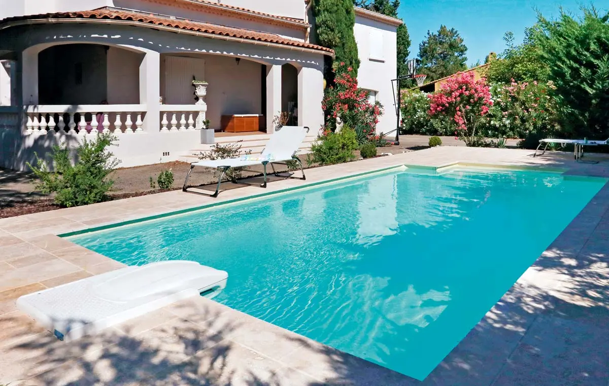 Swimmingpool mit aufgesetztem Poolfilter