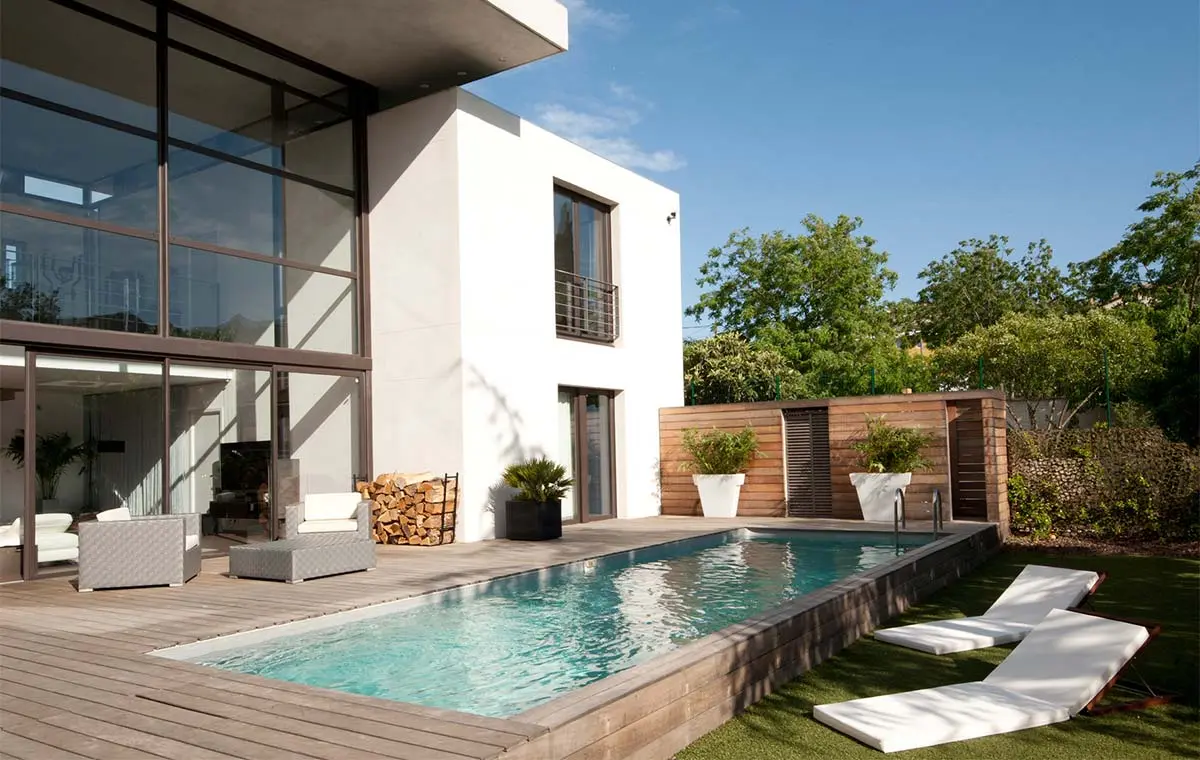 Swimmingpool mit integriertem Poolfilter